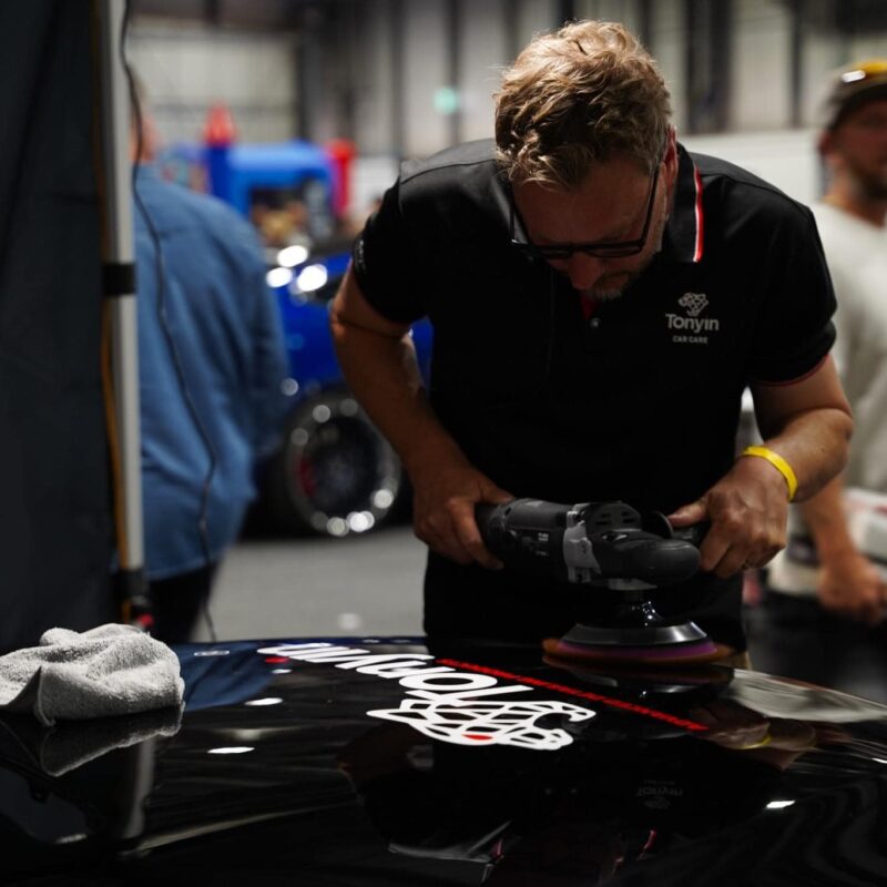 Motorkap auto polijsten