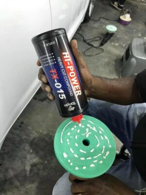 Polijstmiddel op een pad aanbrengen