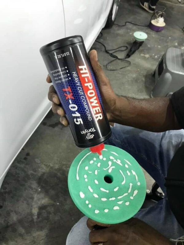 Polijstmiddel op een pad aanbrengen